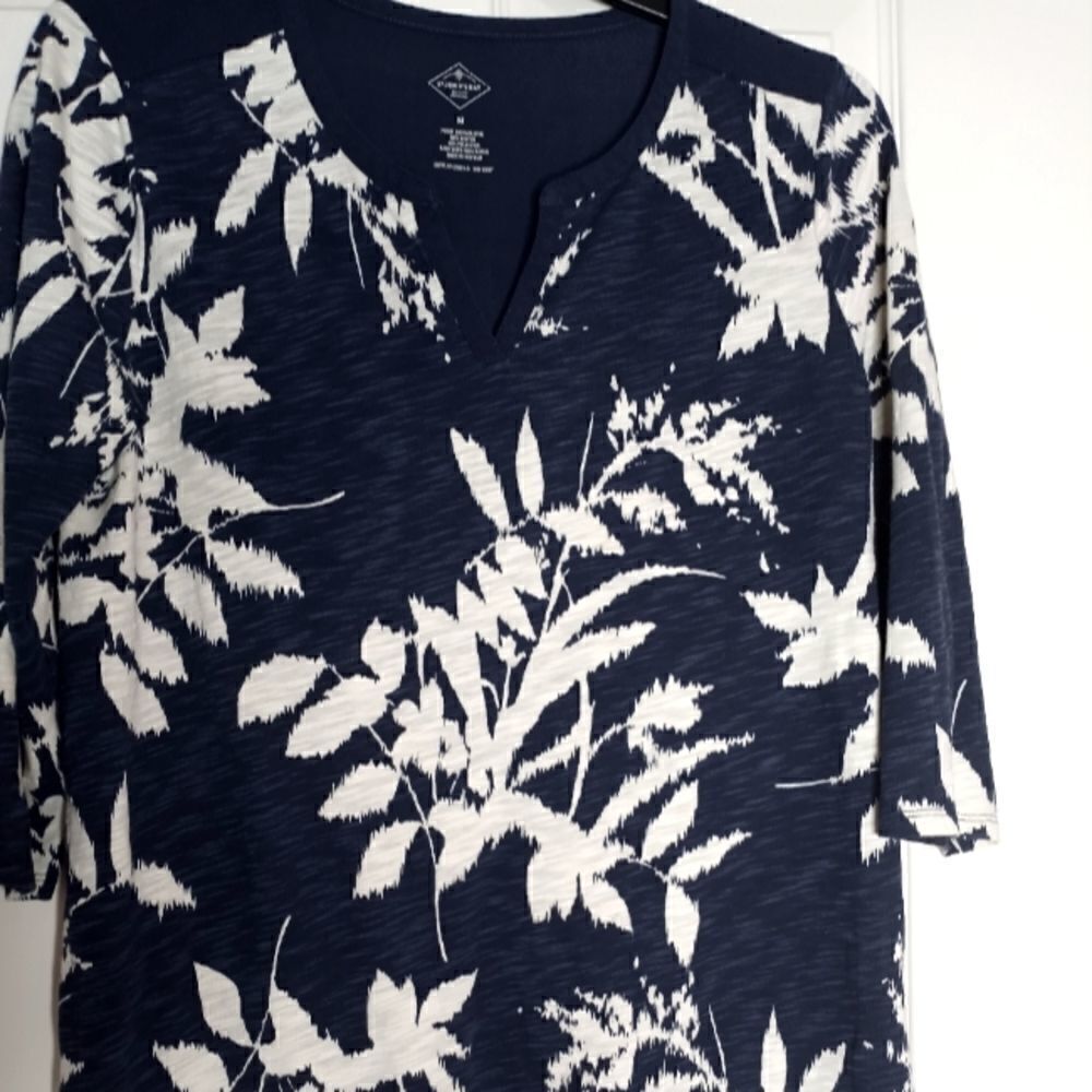 St. John's Bay Women's Size M Blue Floral V-neck 3/4 Sleeve Up-Down Top Blouse.